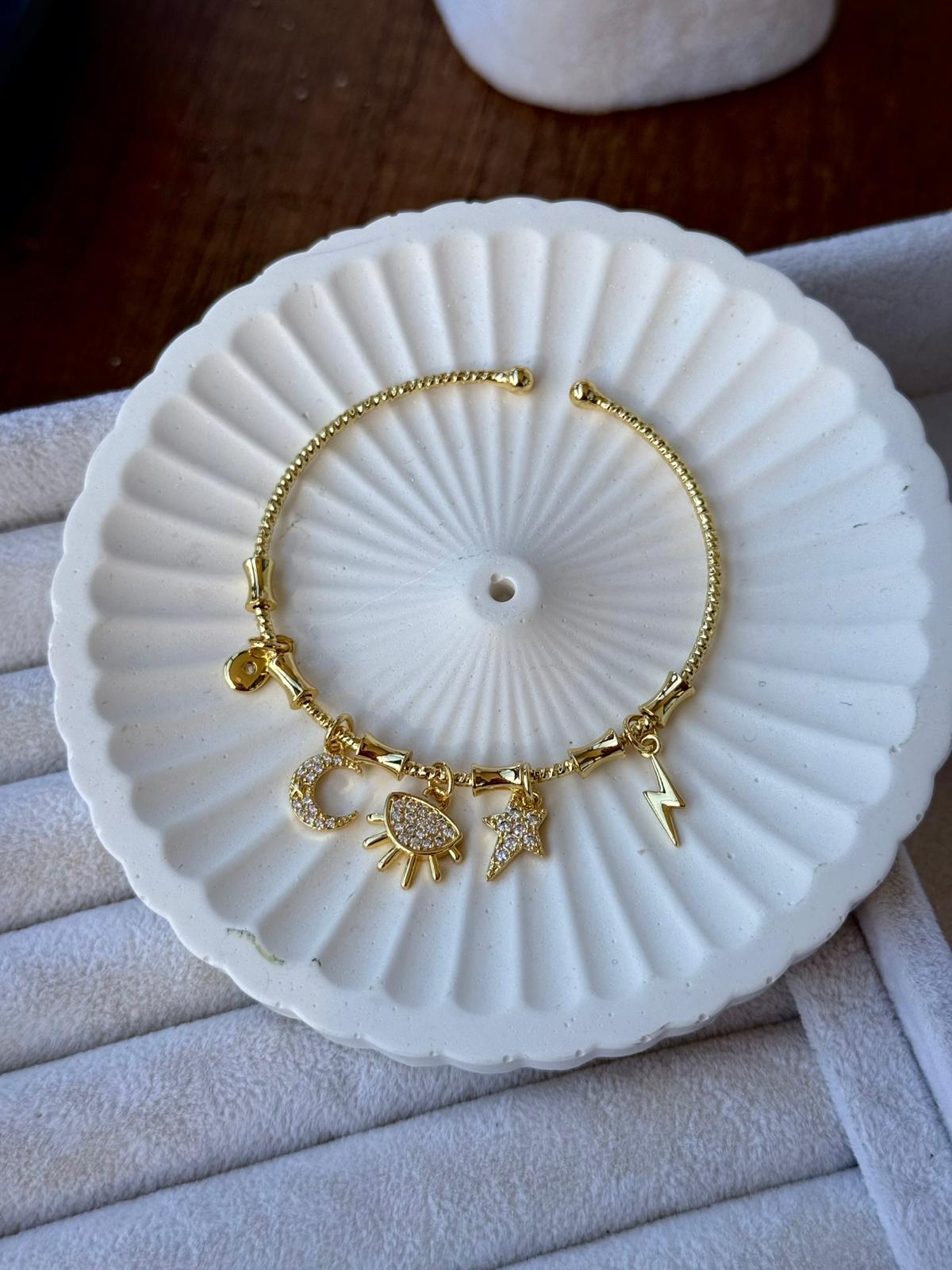 Özel Seri Sallantılı Zirkon Taşlı Charmlı Güneş Ay Yıldız Şimşek Kelepçe Bileklik 1233