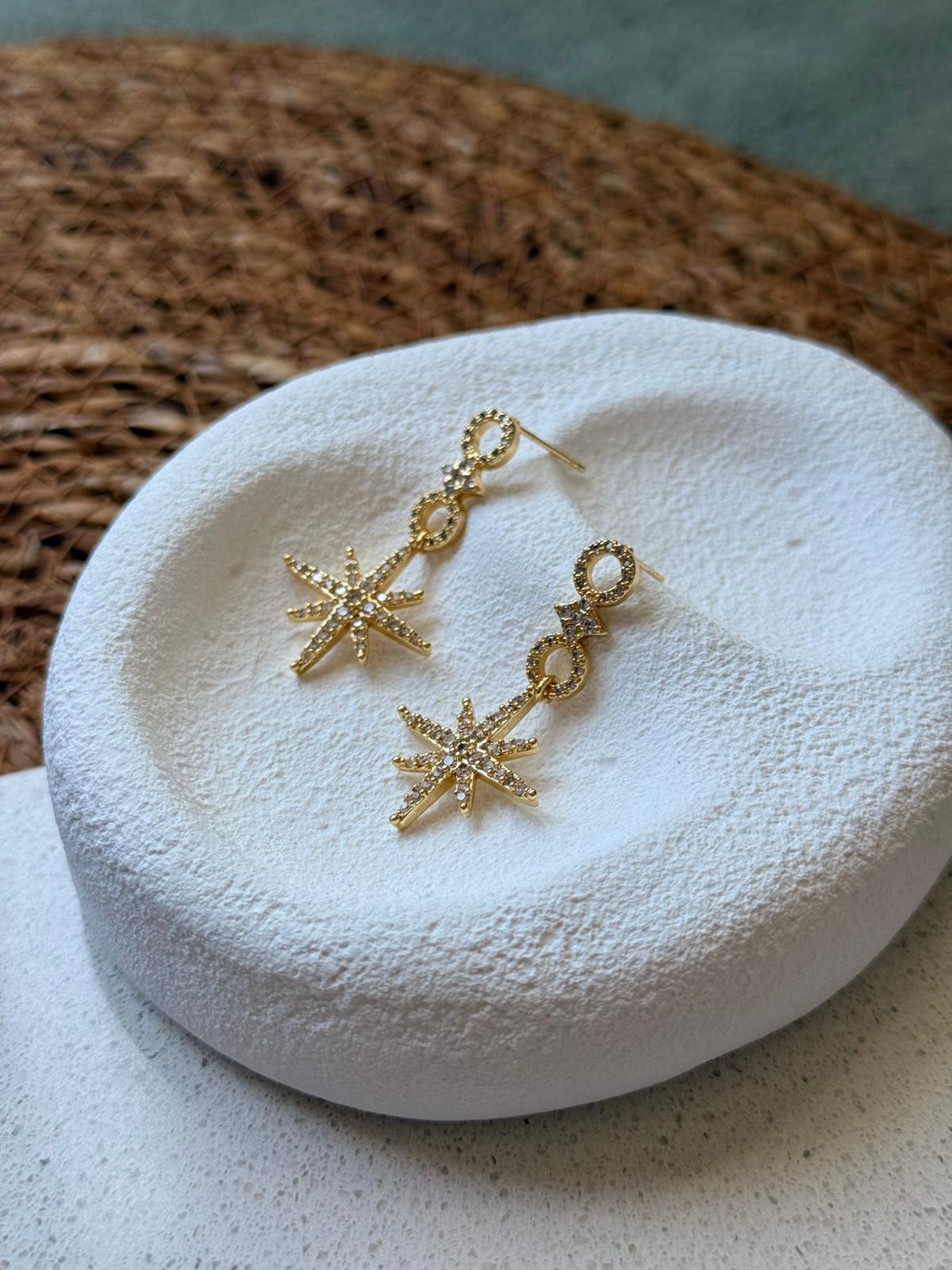 Özel Tasarım Zirkon Taşlı Kutup Yıldızlı Sallantılı Küpe 1060