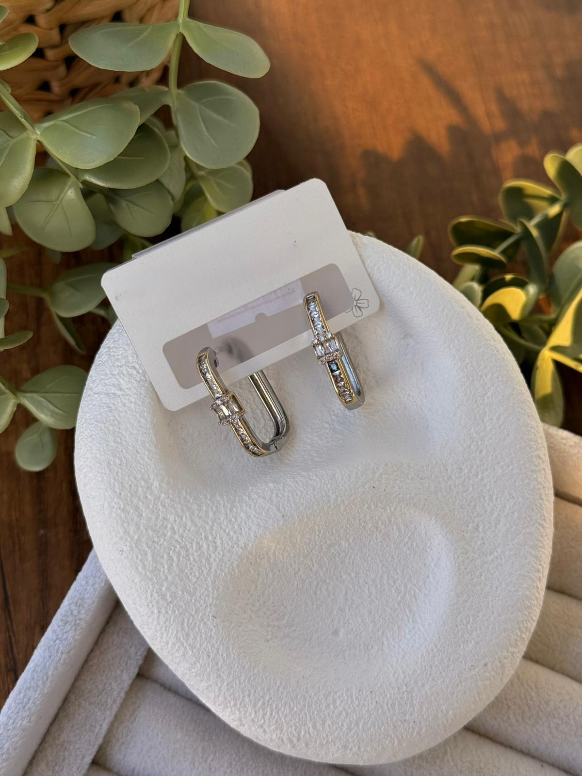 U Model Baget Taşlı Çelik Küpe 1308