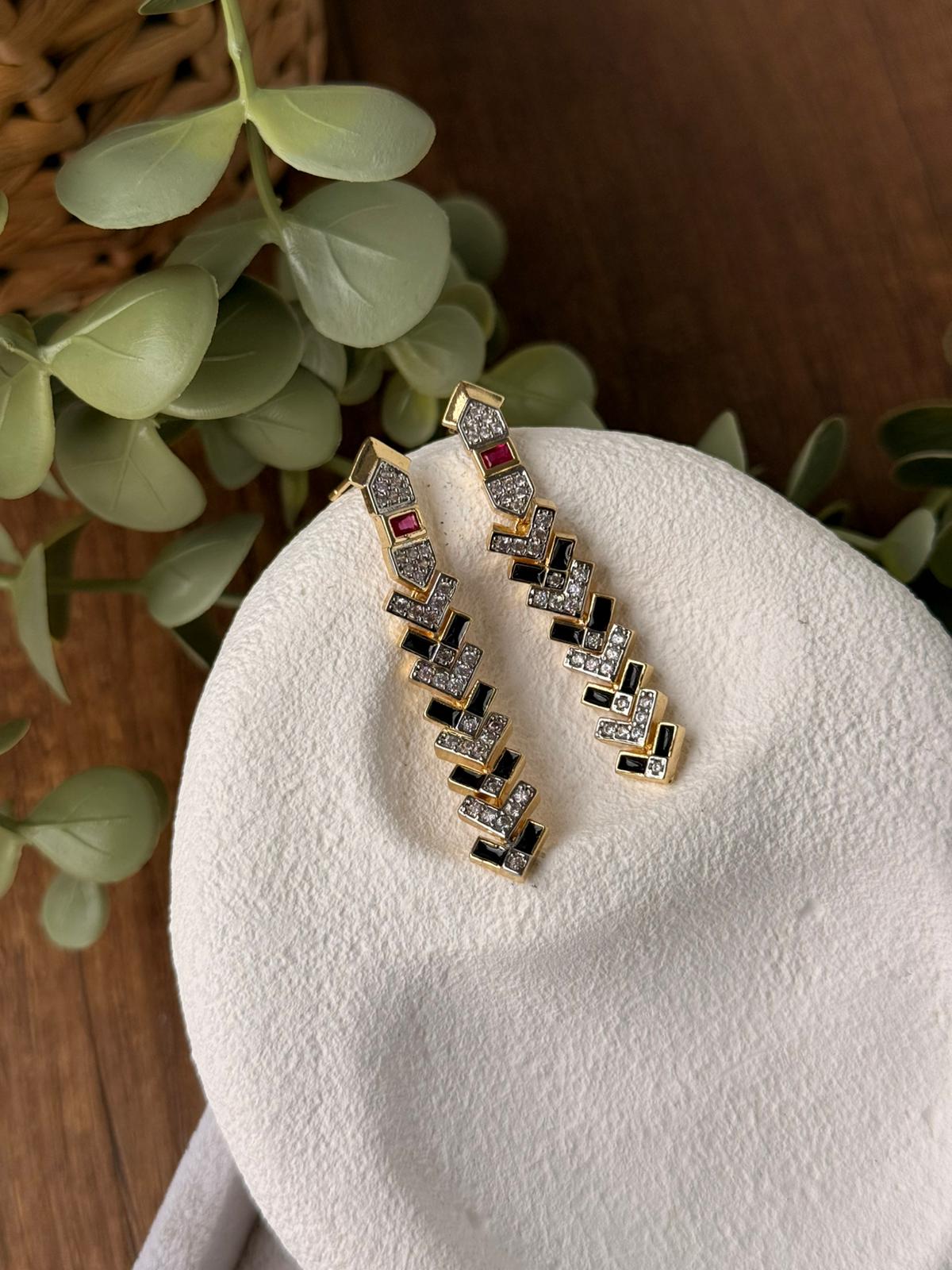 Özel Tasarım Fuşya Taş Detaylı Sallantılı Küpe 1284