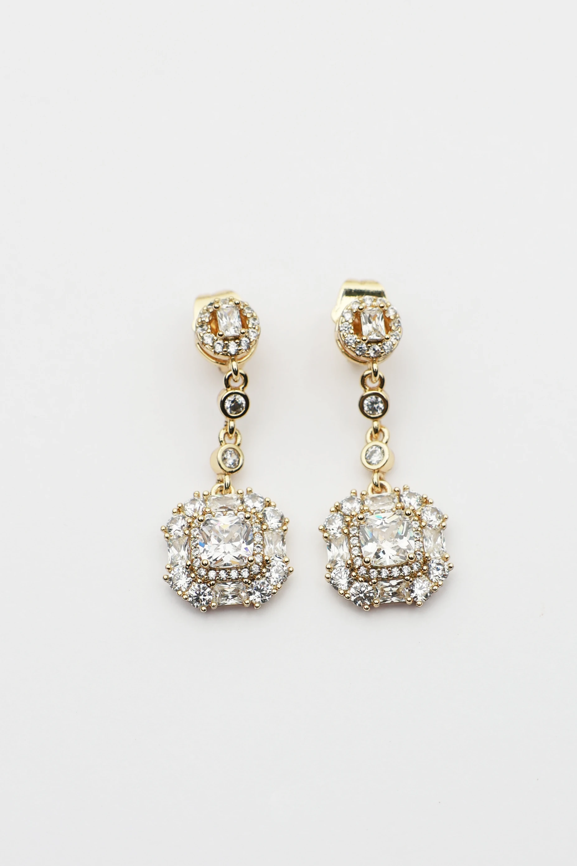 Sonche Elmas Taşlı Küpe 9030