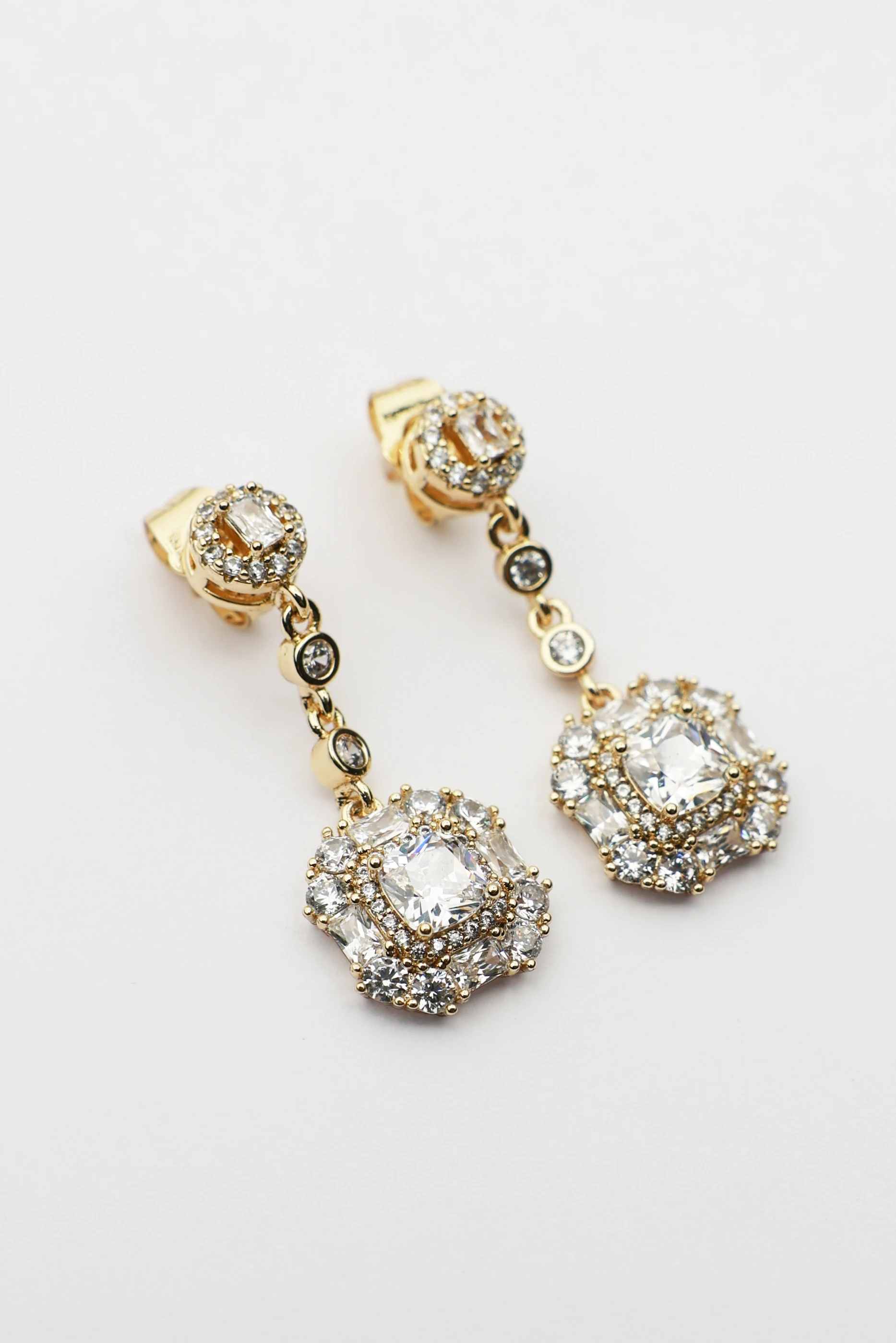 Sonche Elmas Taşlı Küpe 9030