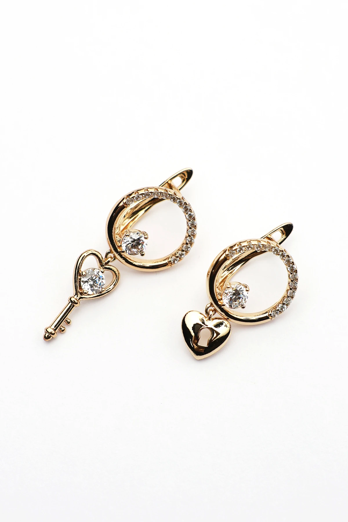 Sonche Anahtar Figürlü Küpe 7060