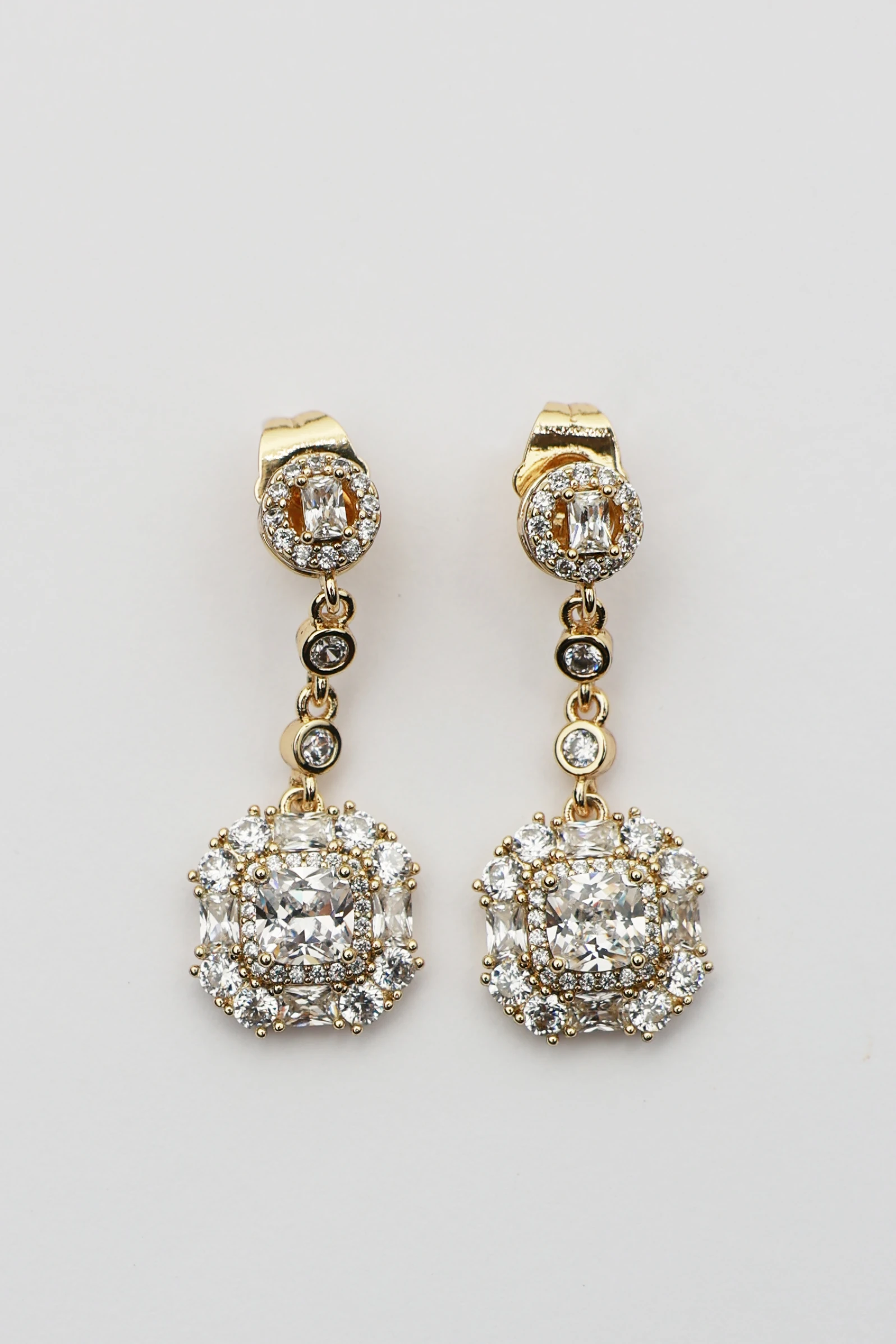 Sonche Elmas Taşlı Küpe 9030