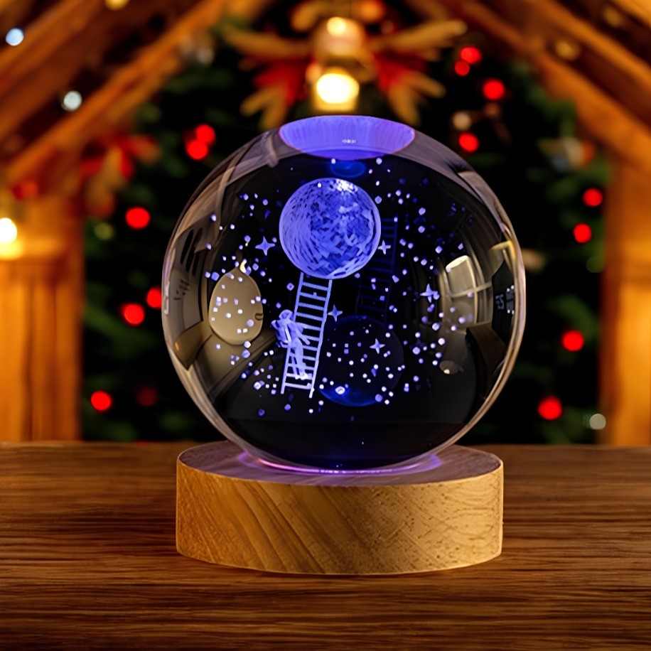 Astronot figürlü cam küre. USB’li, renk değiştiren gece lambası.