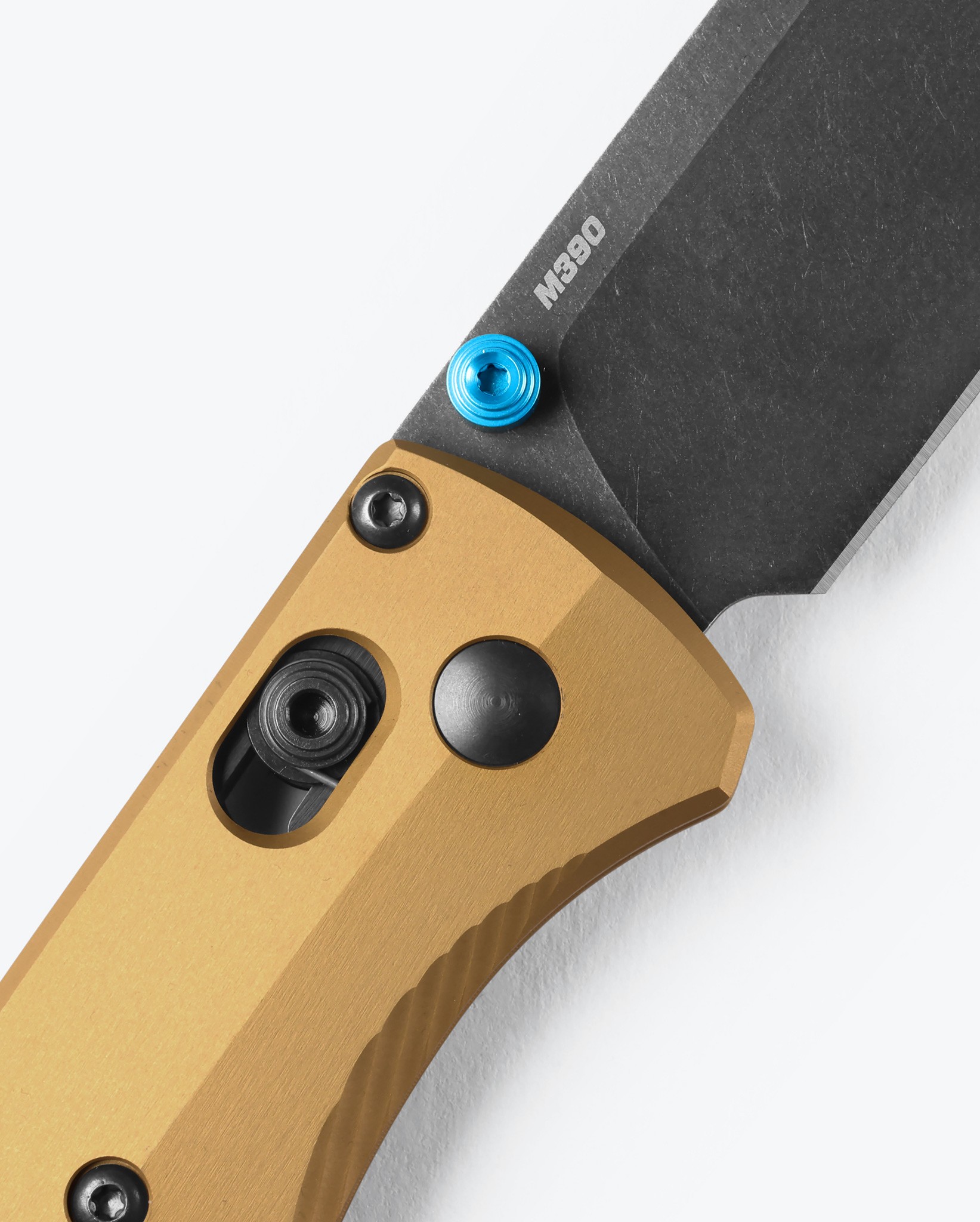 Benchmade Bugout® Burnt Brass Aluminium Battlewash M390 Çakı