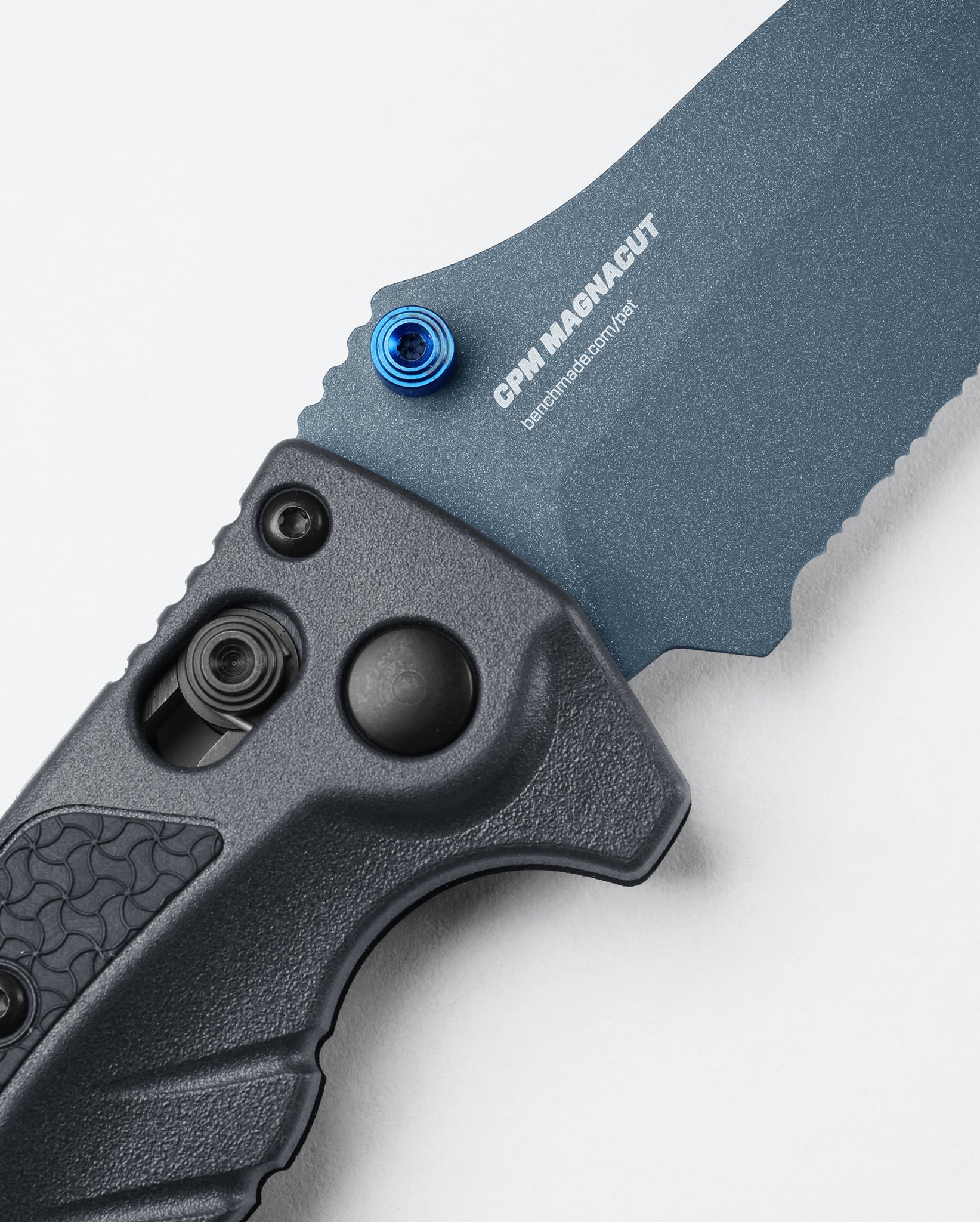 Benchmade Mini Adira™ Tempest Gray Grivory® Serrated Magnacut Cerakote ‘‘Dark Water’’ Çakı