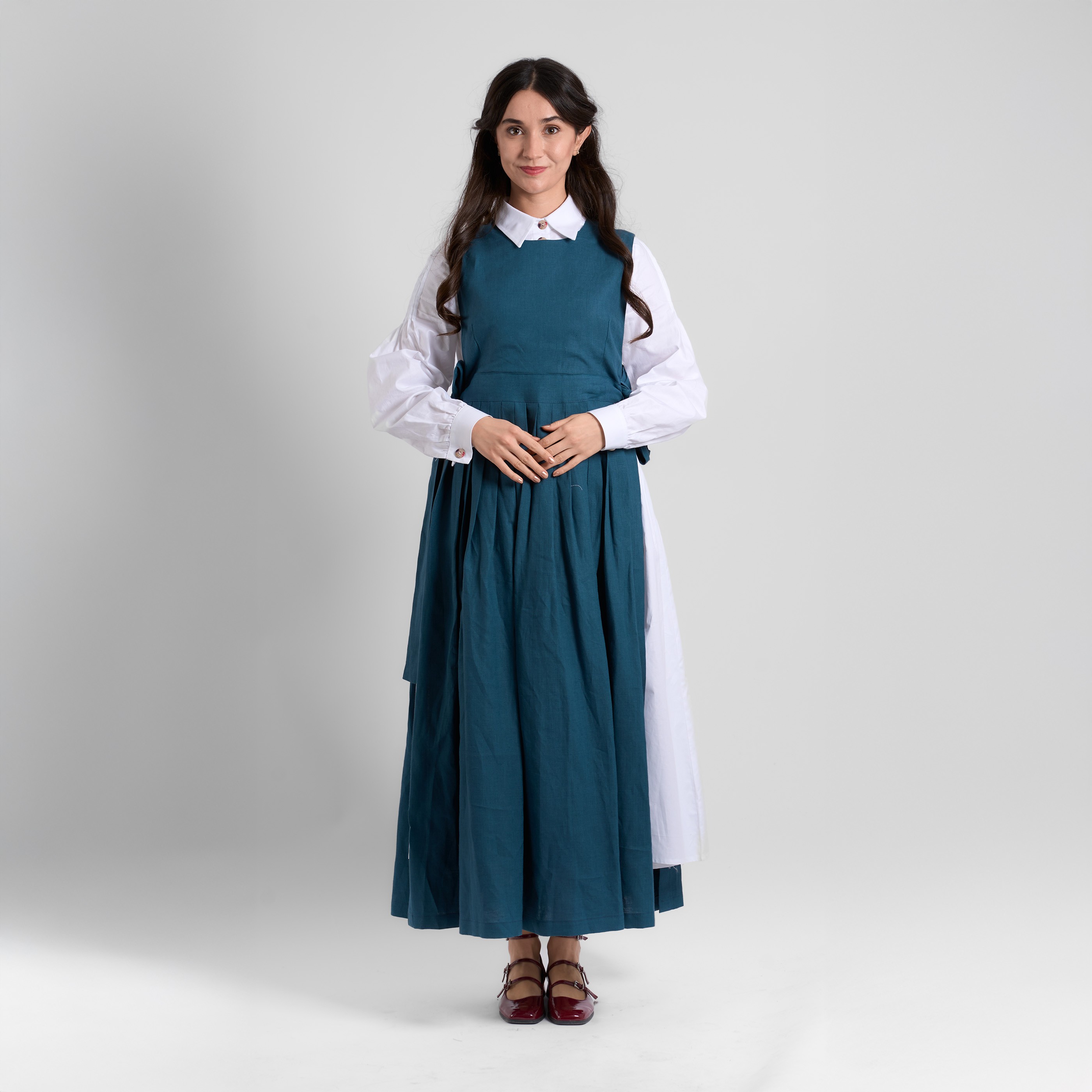 Pinafore Önlük Elbise ve Dik Yaka İç Elbise Takım