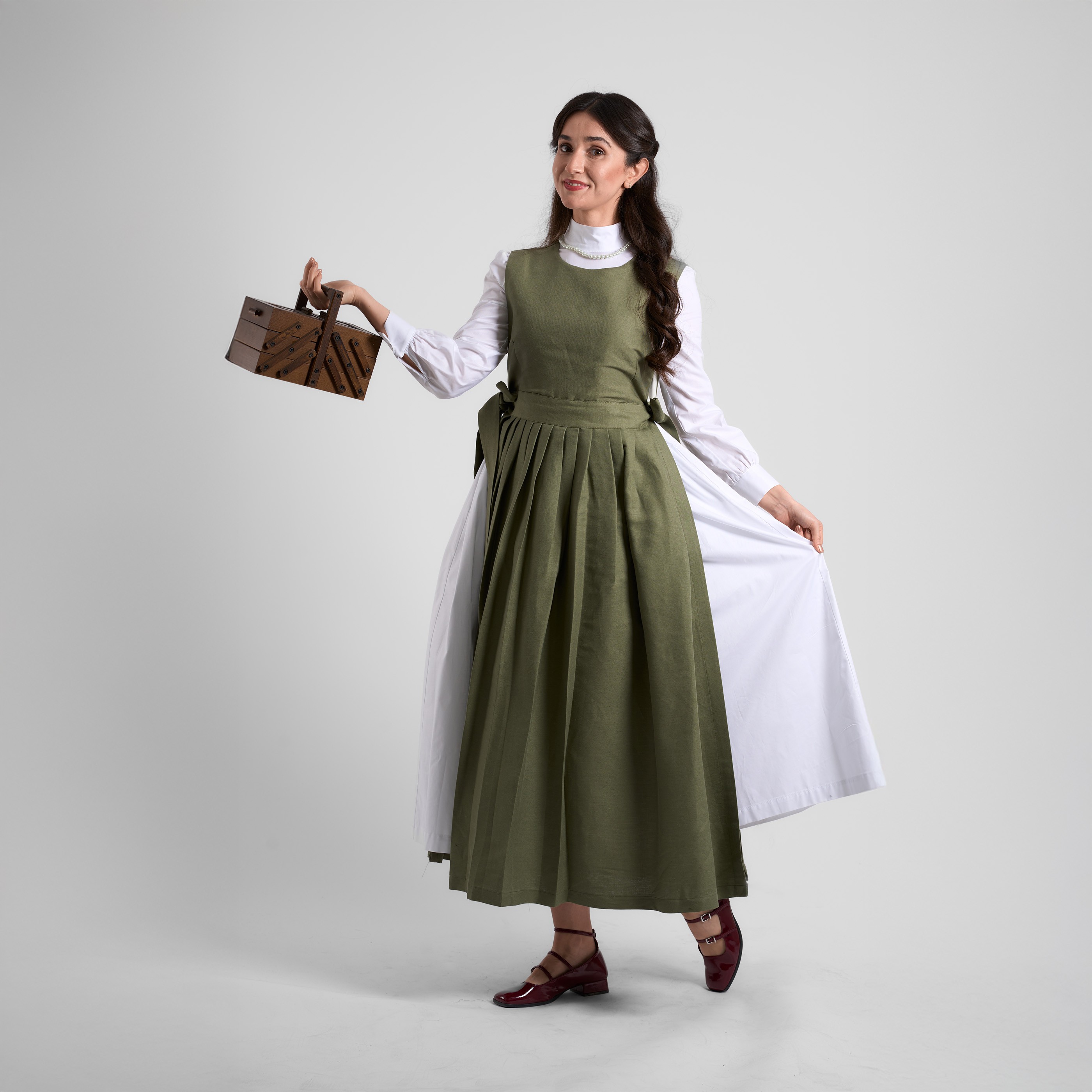 Pinafore Önlük Elbise ve Dik Yaka İç Elbise Takım
