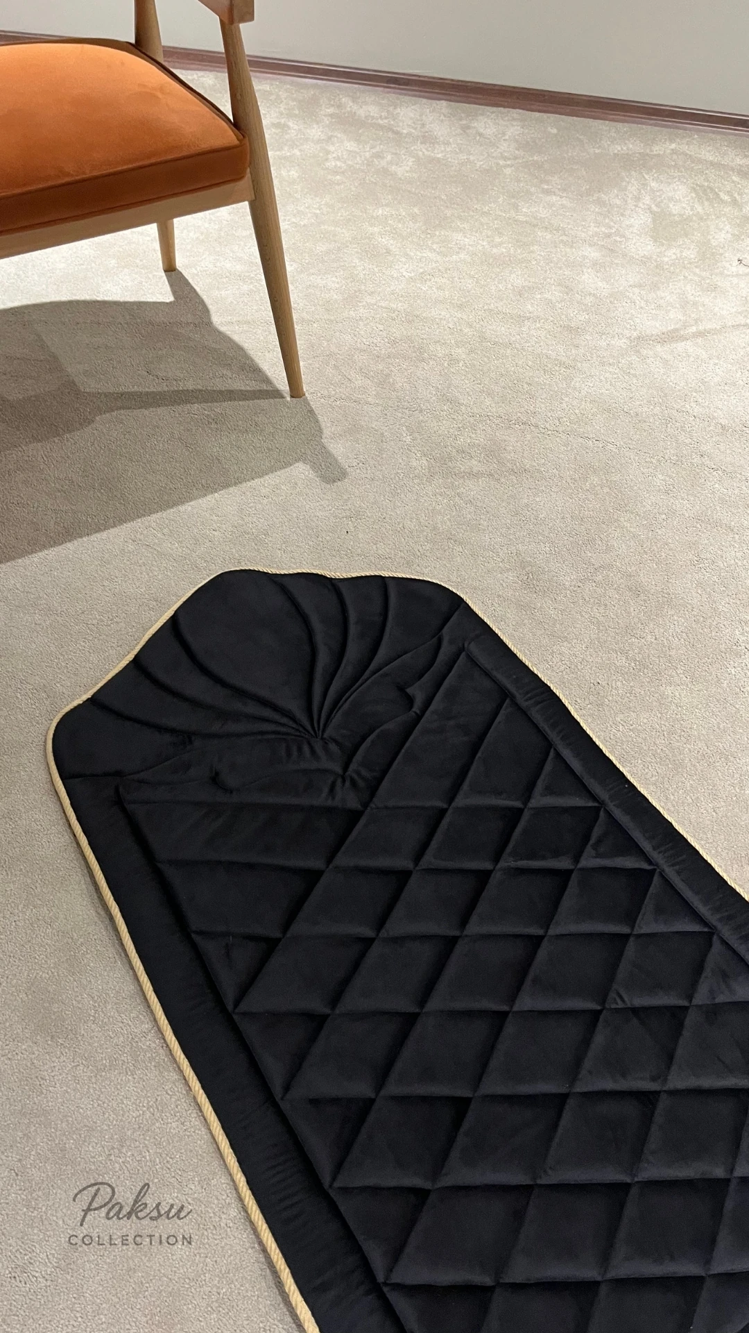 Saray Koleksiyon Ortopedik Seccade - Siyah