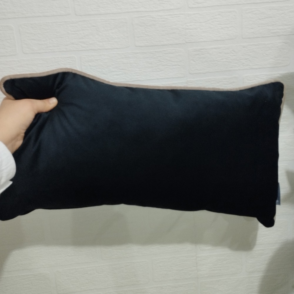 Siyah Kadife Biyeli Kırlent Yastık Kılıfı Modelleri