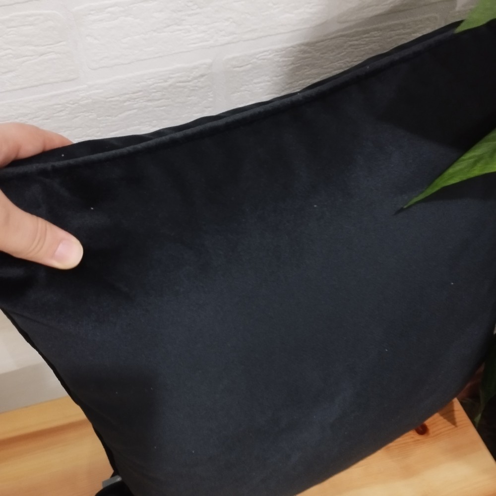 Siyah Kadife Biyeli Kırlent Yastık Kılıfı Modelleri