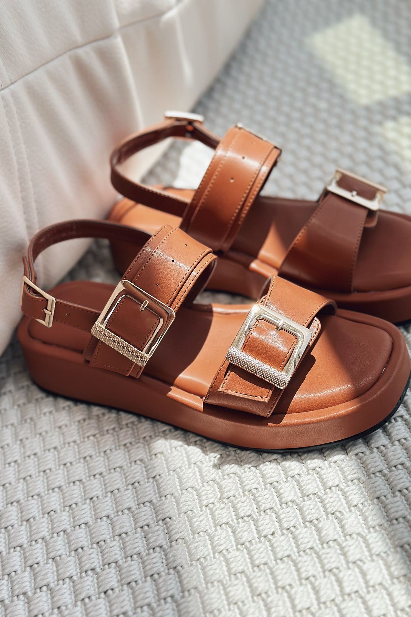 Perina Matte Leather Buckle Detailed Women's Sandals Tan