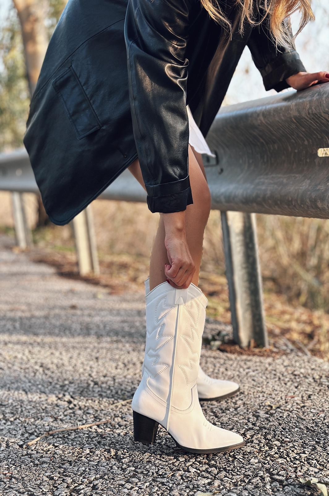 Vesnor woman matte leather cowboy boots white