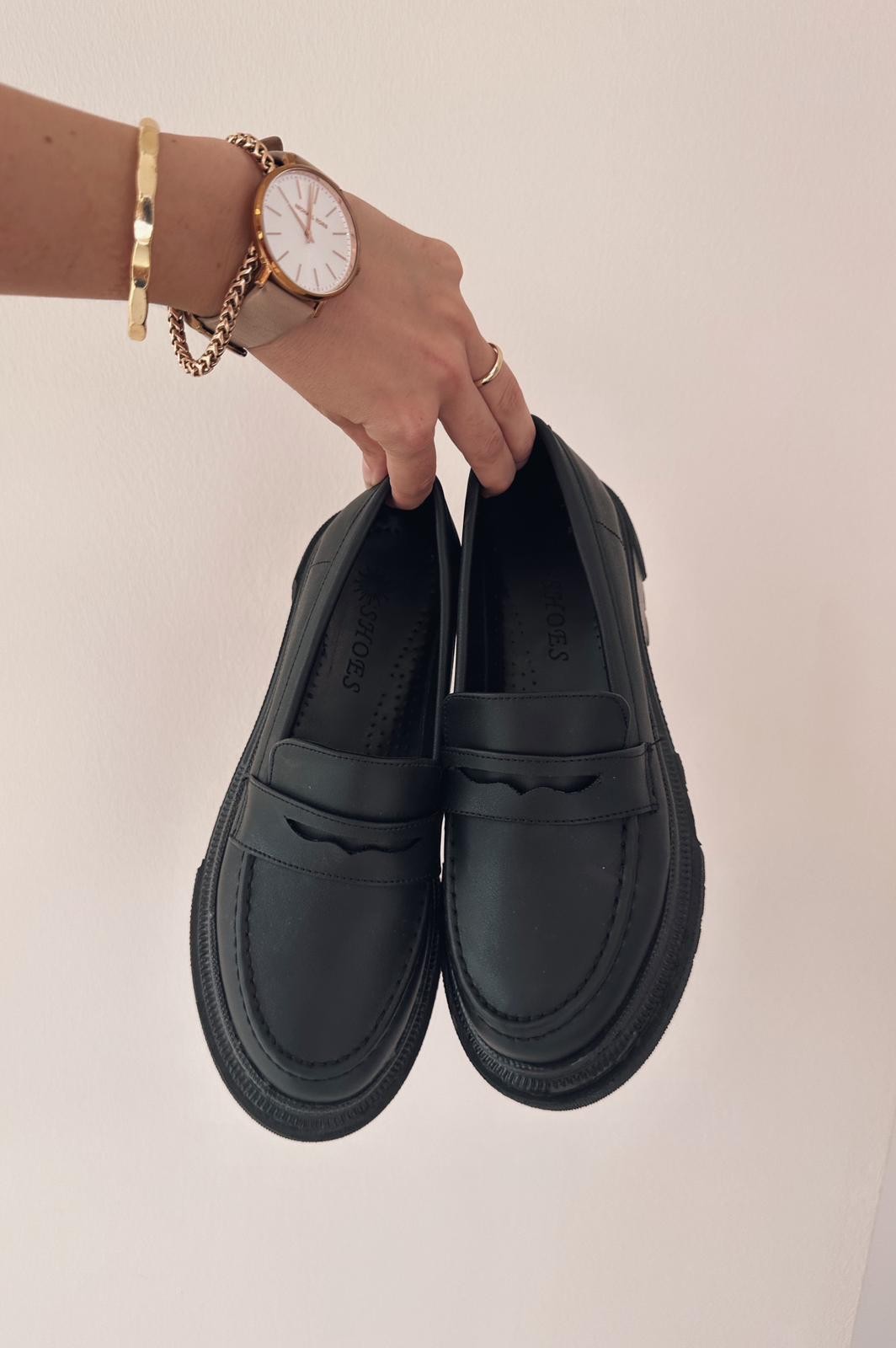 Rixton matte leather woman loafer black