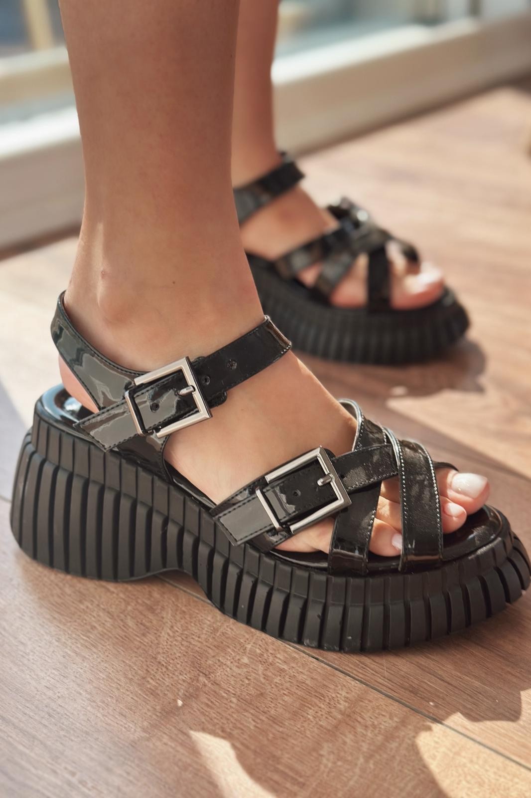 Vony Patent Leather Buckle Detailed Thick Sole Women's Sandals Black