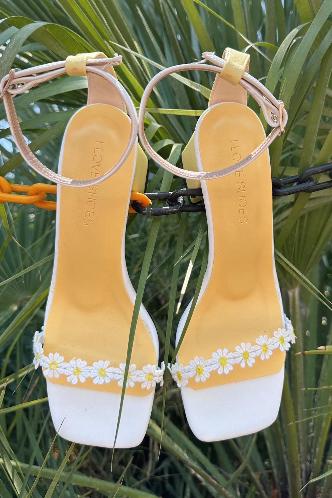 Petna Mat Deri Papatya Desenli Kadın Kısa Topuklu Ayakkabı Beyaz