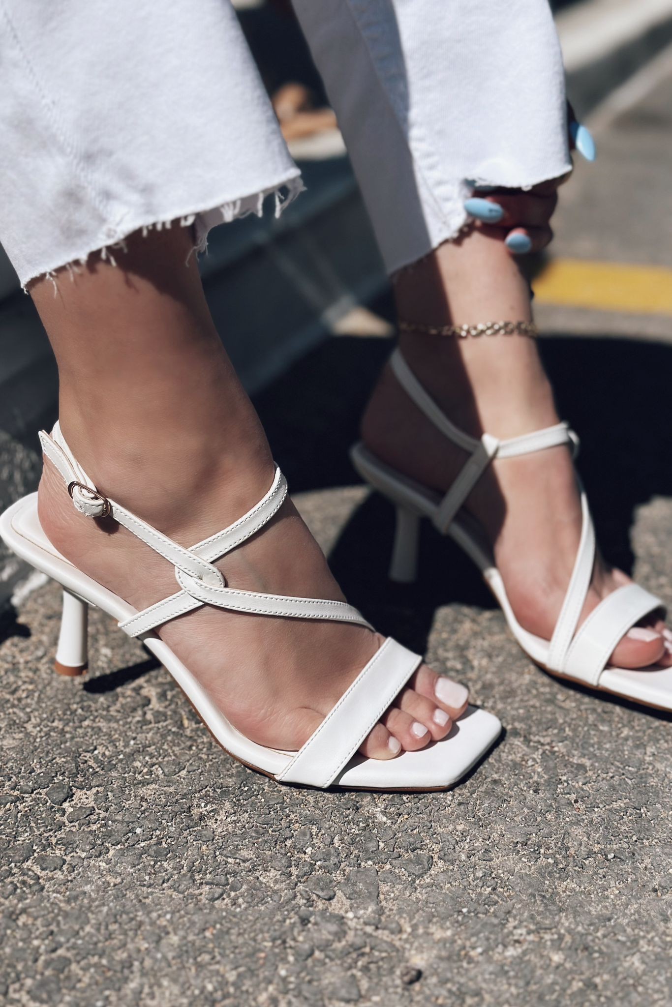 Perona Mat Deri Çapraz Bant Detaylı Topuklu Ayakkabı Beyaz
