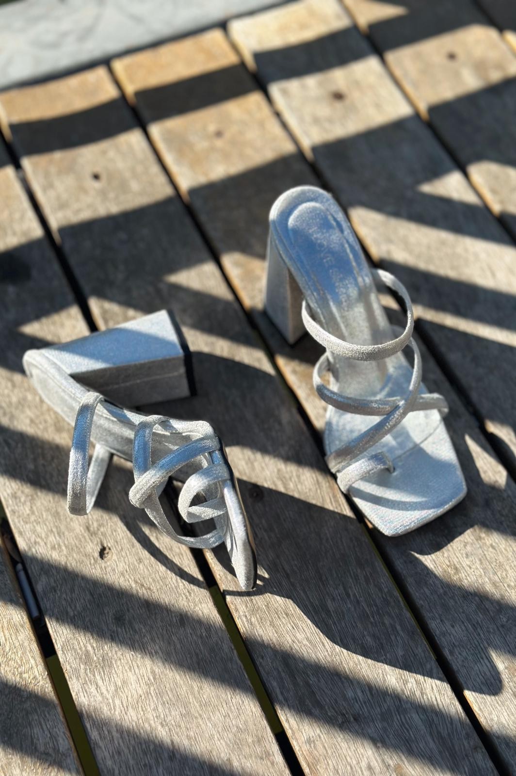 Pavina Parlak Deri Parmak Arası Detaylı Kadın Topuklu Terlik Gümüş