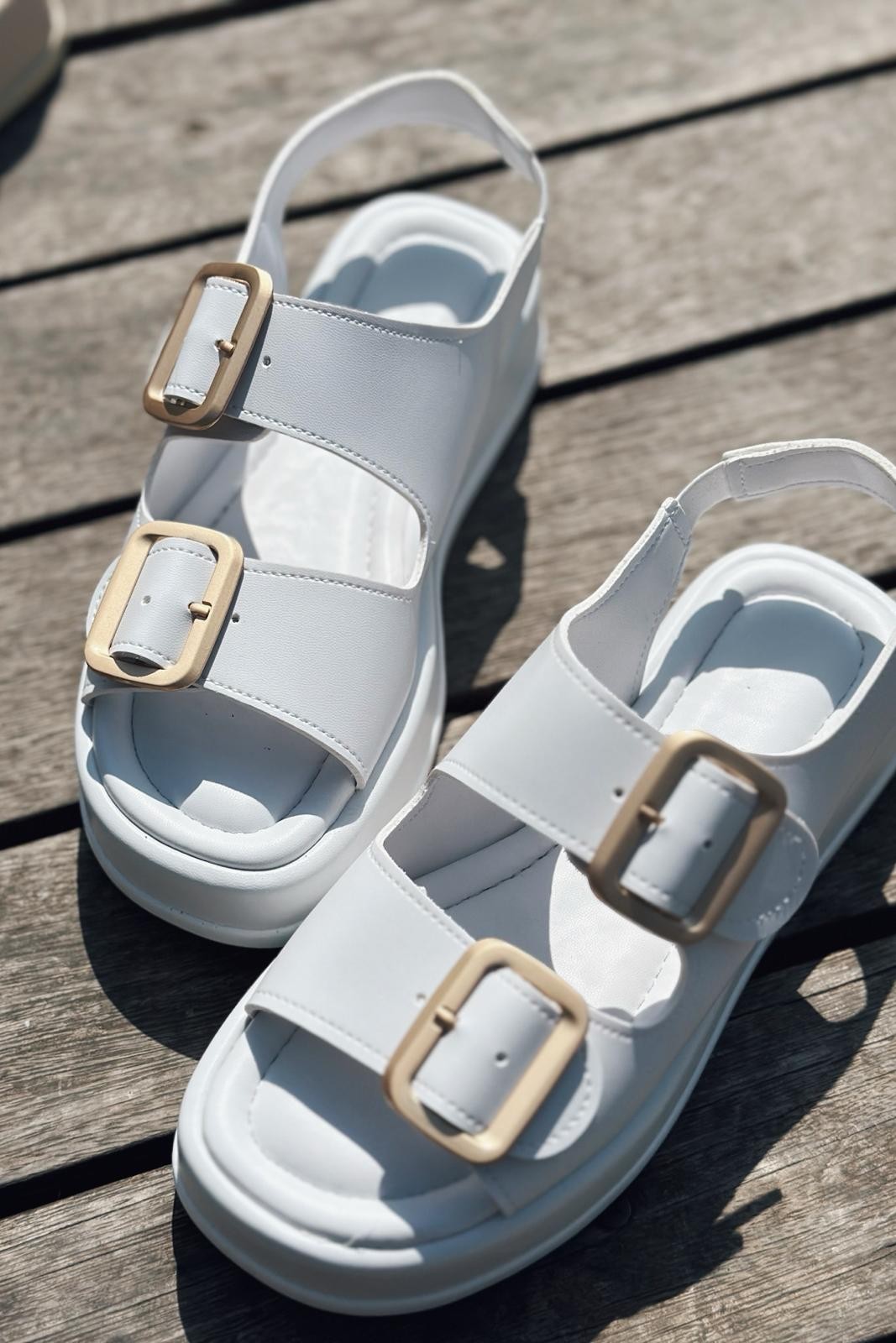 Torens Matte Leather Buckle Detailed Sandals White