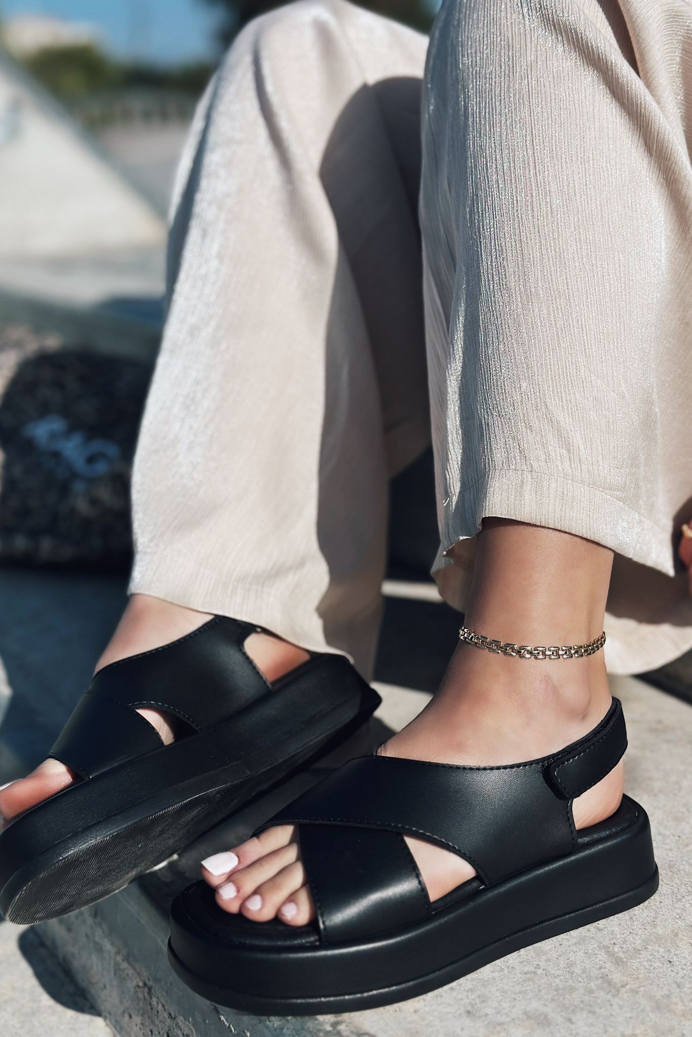 Lowins Mat Deri Çapraz Detaylı Sandalet Siyah 