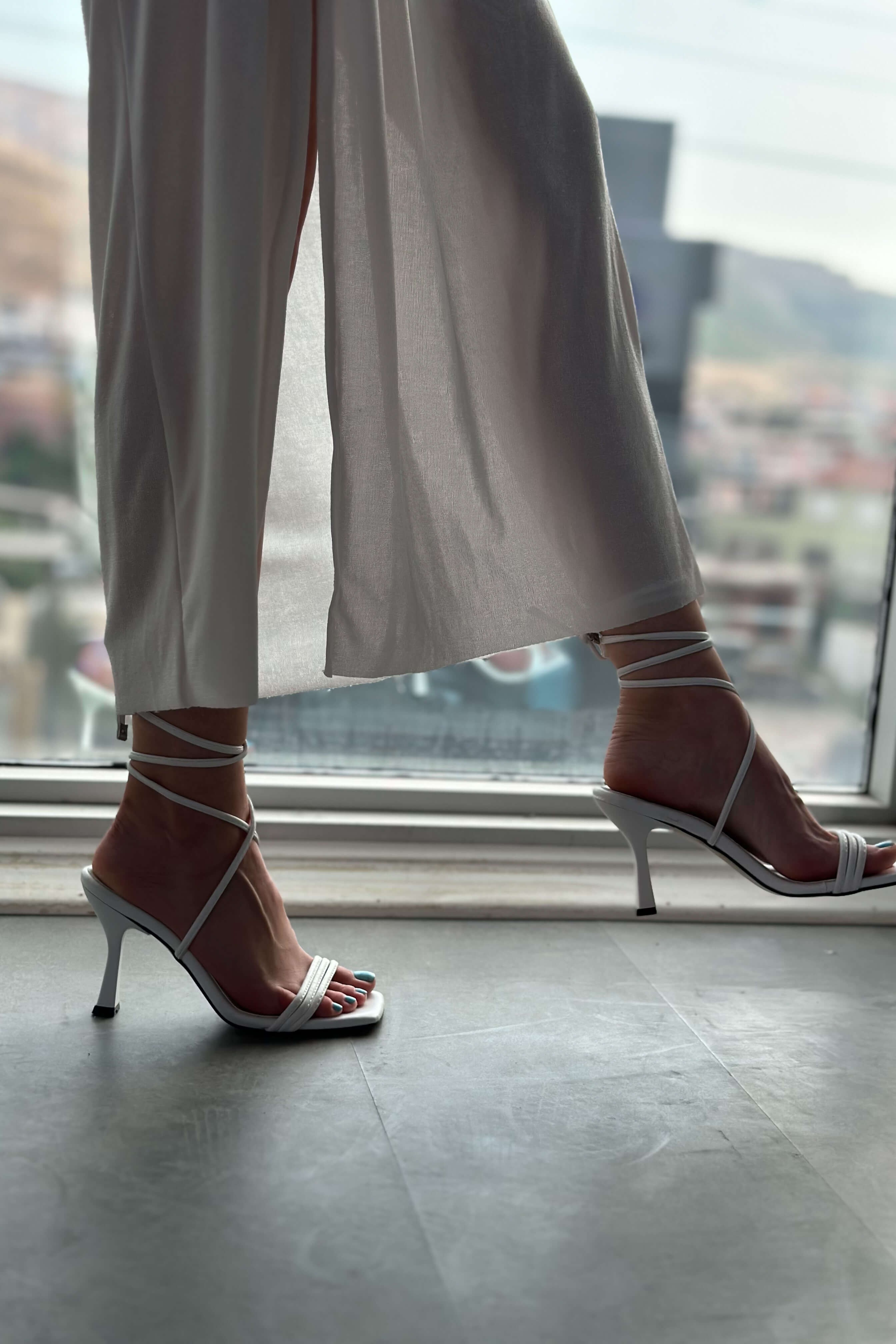 Cesy Mat Deri Bilekten Bağlama Detaylı Kadın Yüksek Topuklu Ayakkabı Beyaz