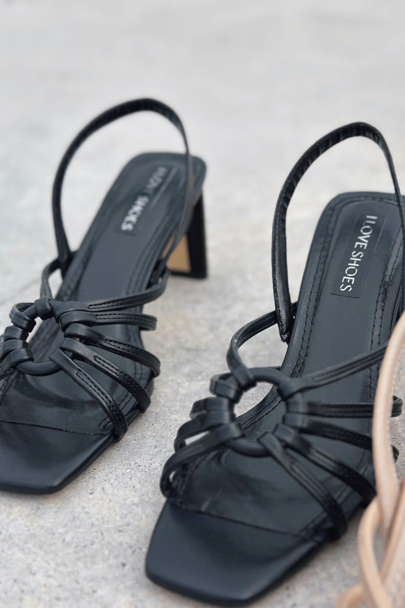 Roder Mat Deri Halka Detaylı Topuklu Ayakkabı Siyah