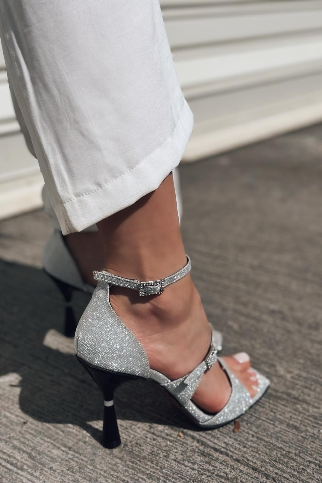 Foriva Parlak Taş Toka  Detaylı Topuk Ayakkabı Gümüş
