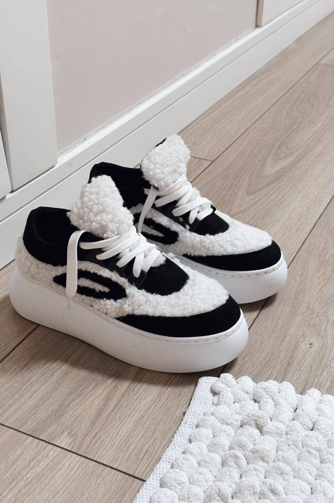 Poffy plush thick base women's sneakers black-and-white