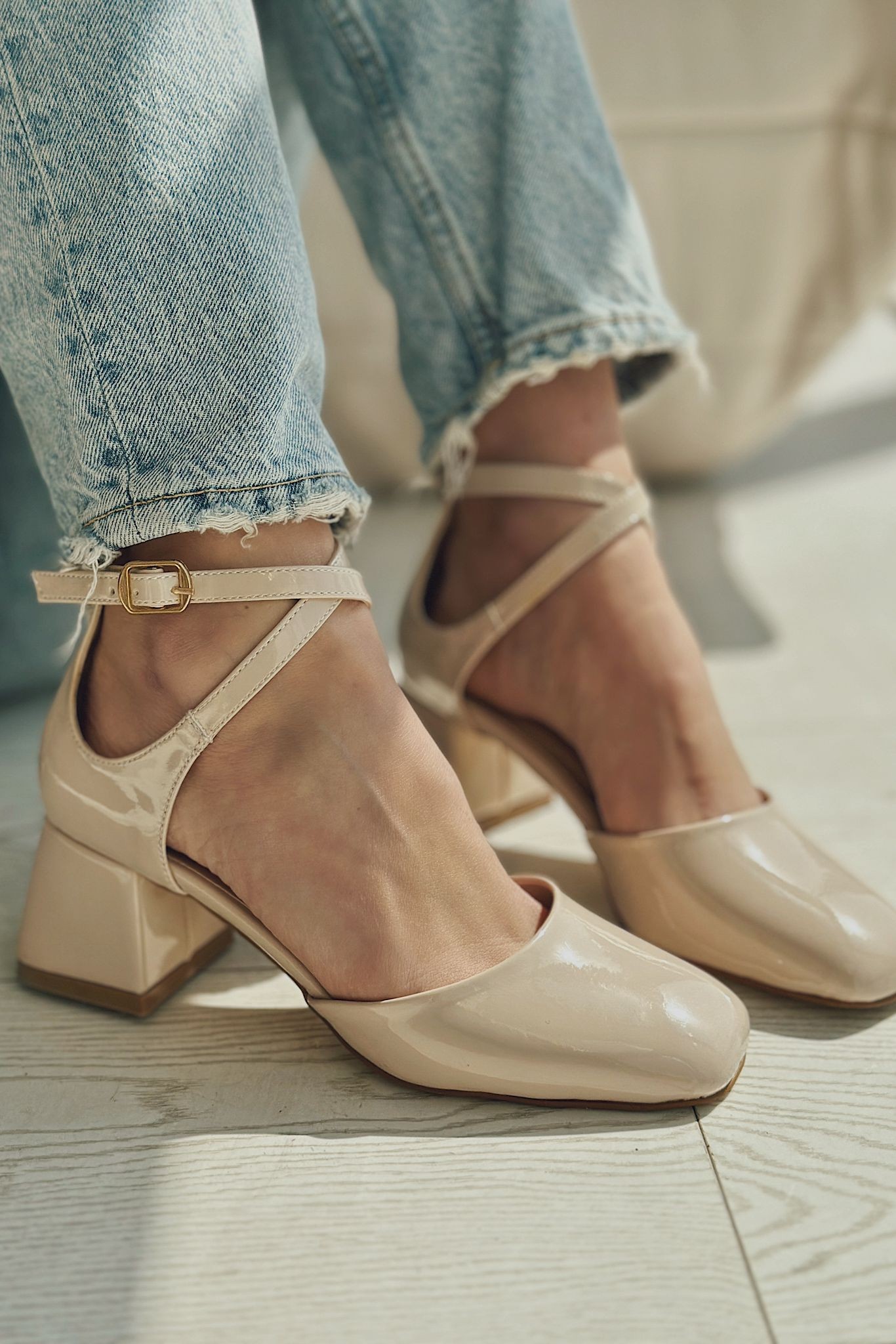 Vodia Patent Leather Ankle Tie Mary jane Beige