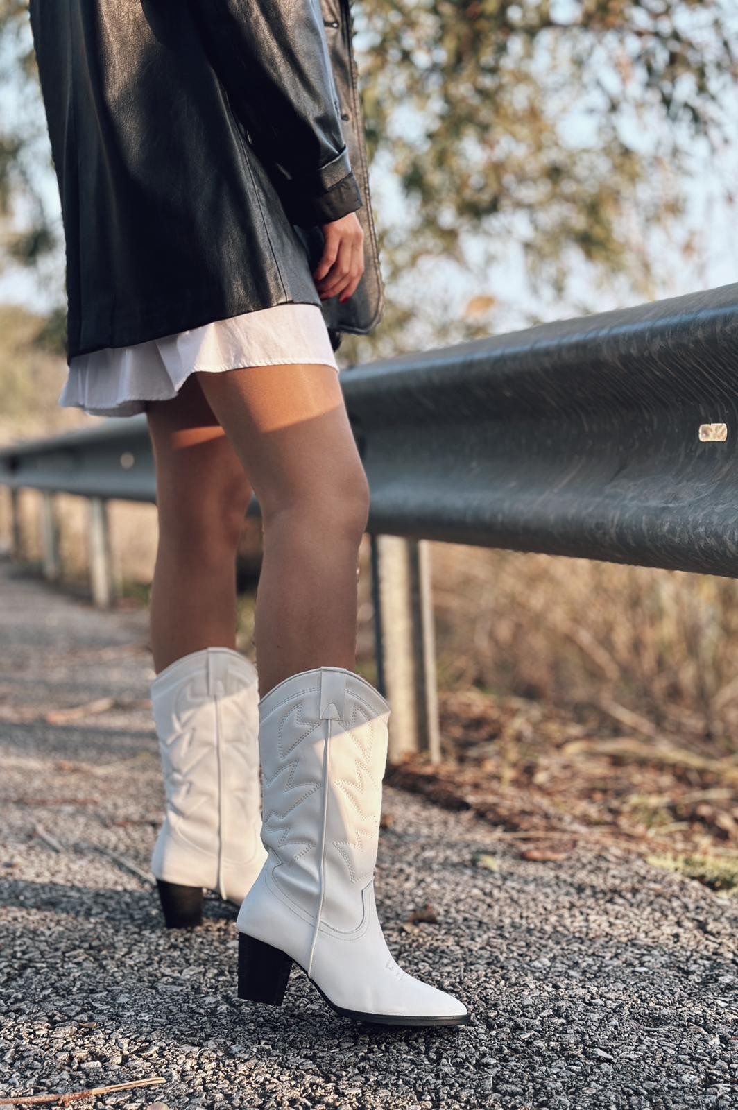 Vesnor woman matte leather cowboy boots white