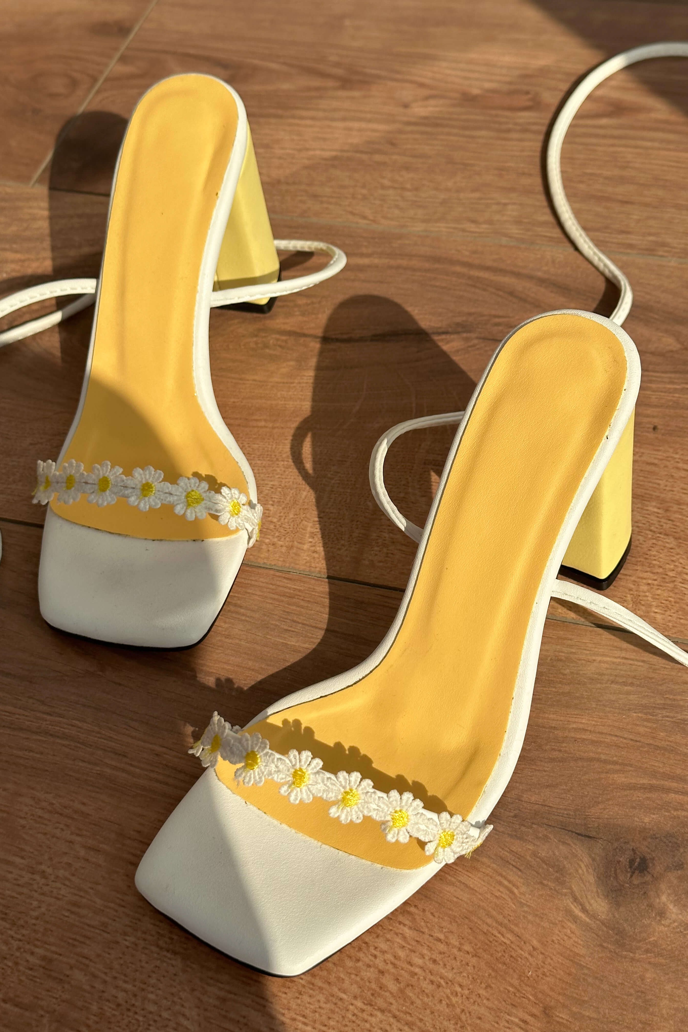 Daisy Mat Deri Papatya Desenli Kadın Yüksek Topuklu Ayakkabı