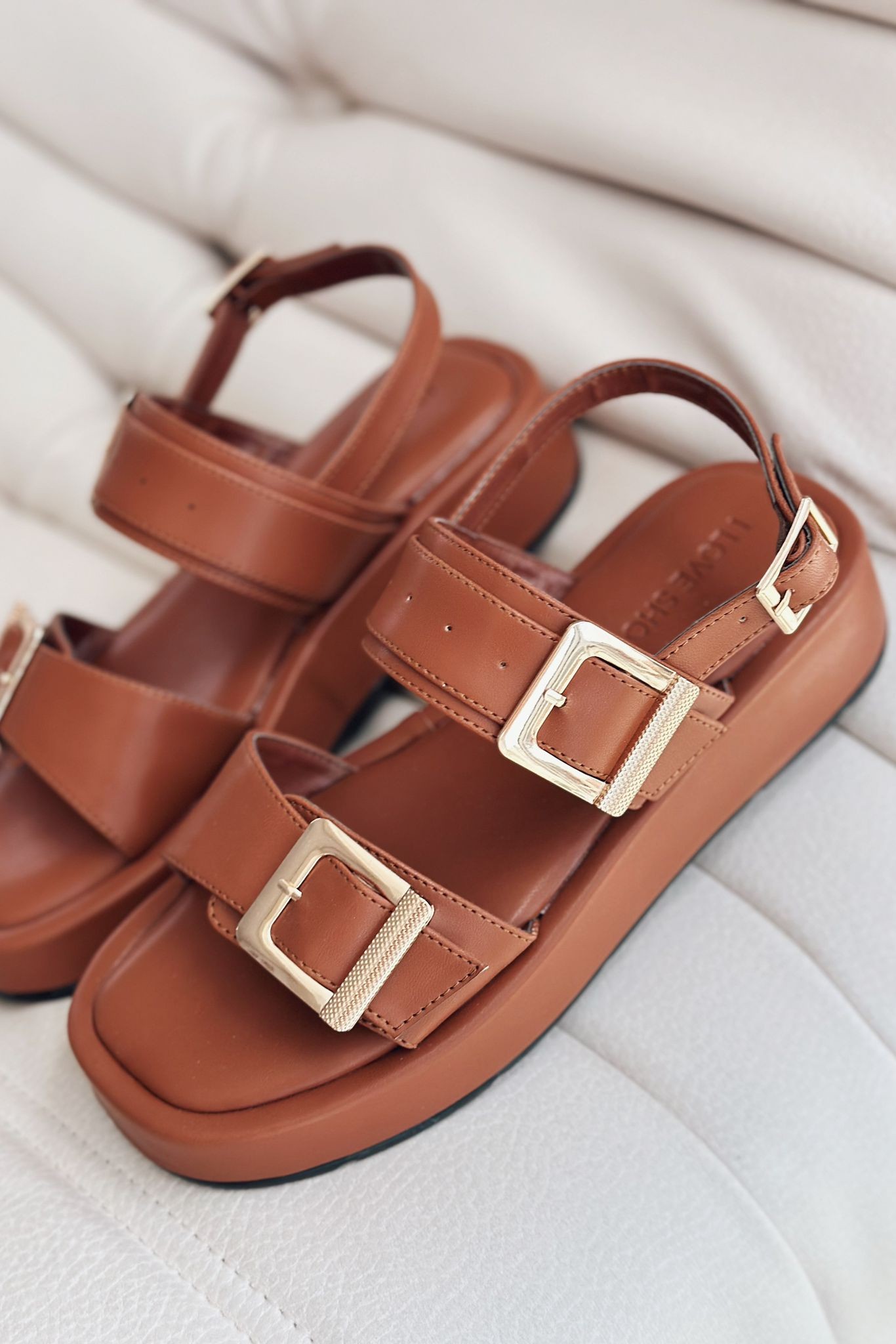 Perina Matte Leather Buckle Detailed Women's Sandals Tan