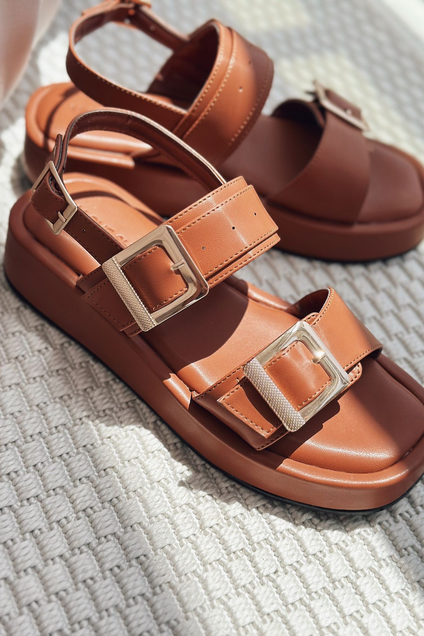 Perina Matte Leather Buckle Detailed Women's Sandals Tan