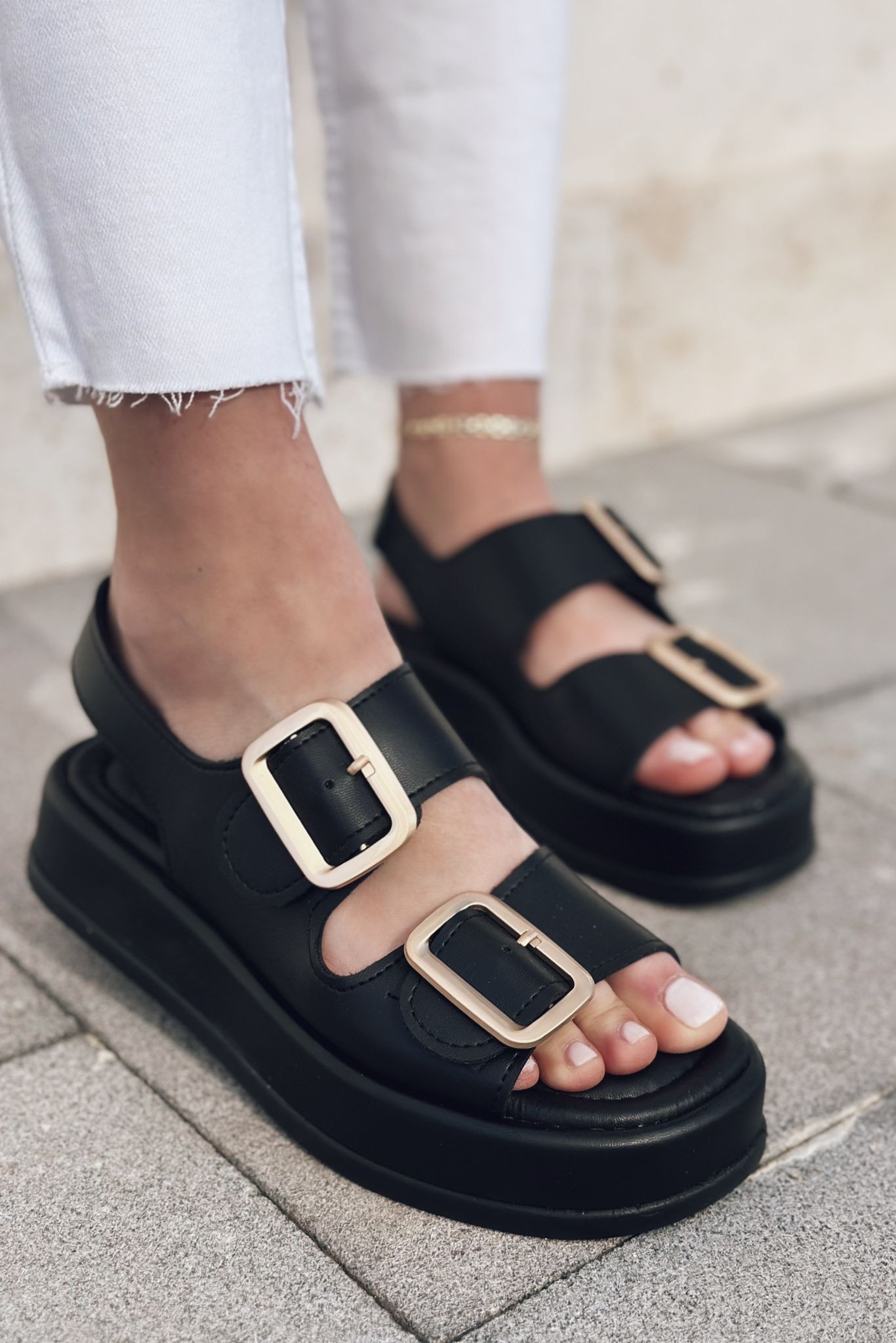 Torens Matte Leather Buckle Detailed Sandals Black