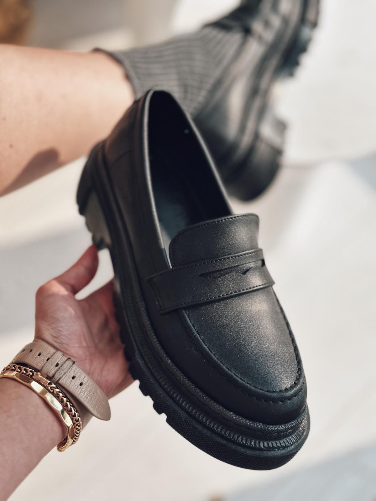 Rixton matte leather woman loafer black