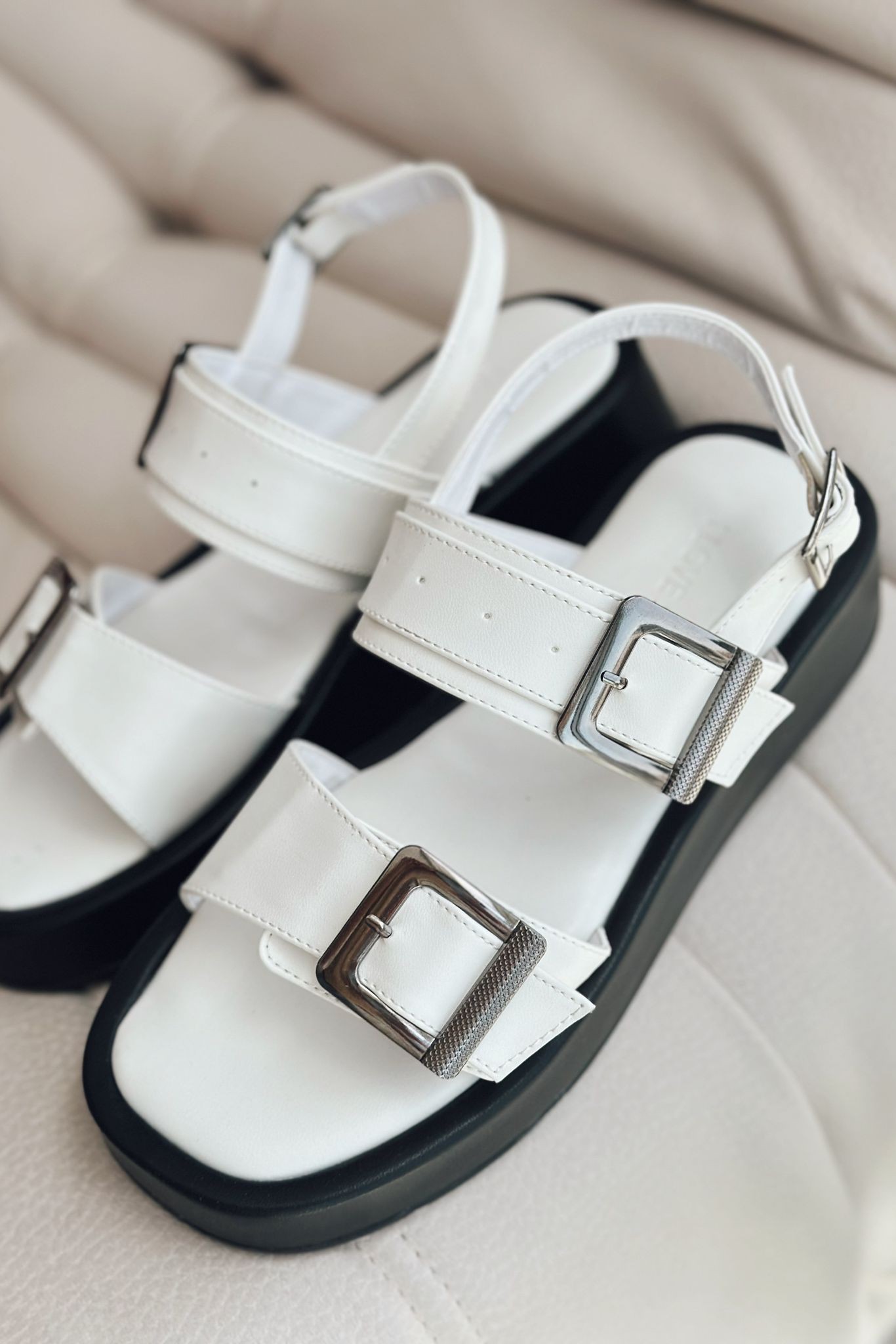 Perina Matte Leather Buckle Detailed Women's Sandals White