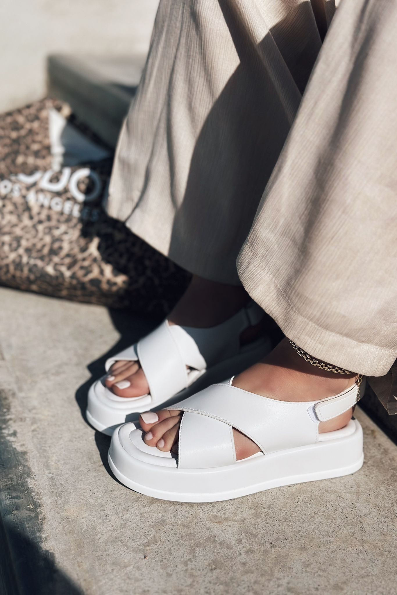 Lowins Mat Deri Çapraz Detaylı Sandalet Beyaz