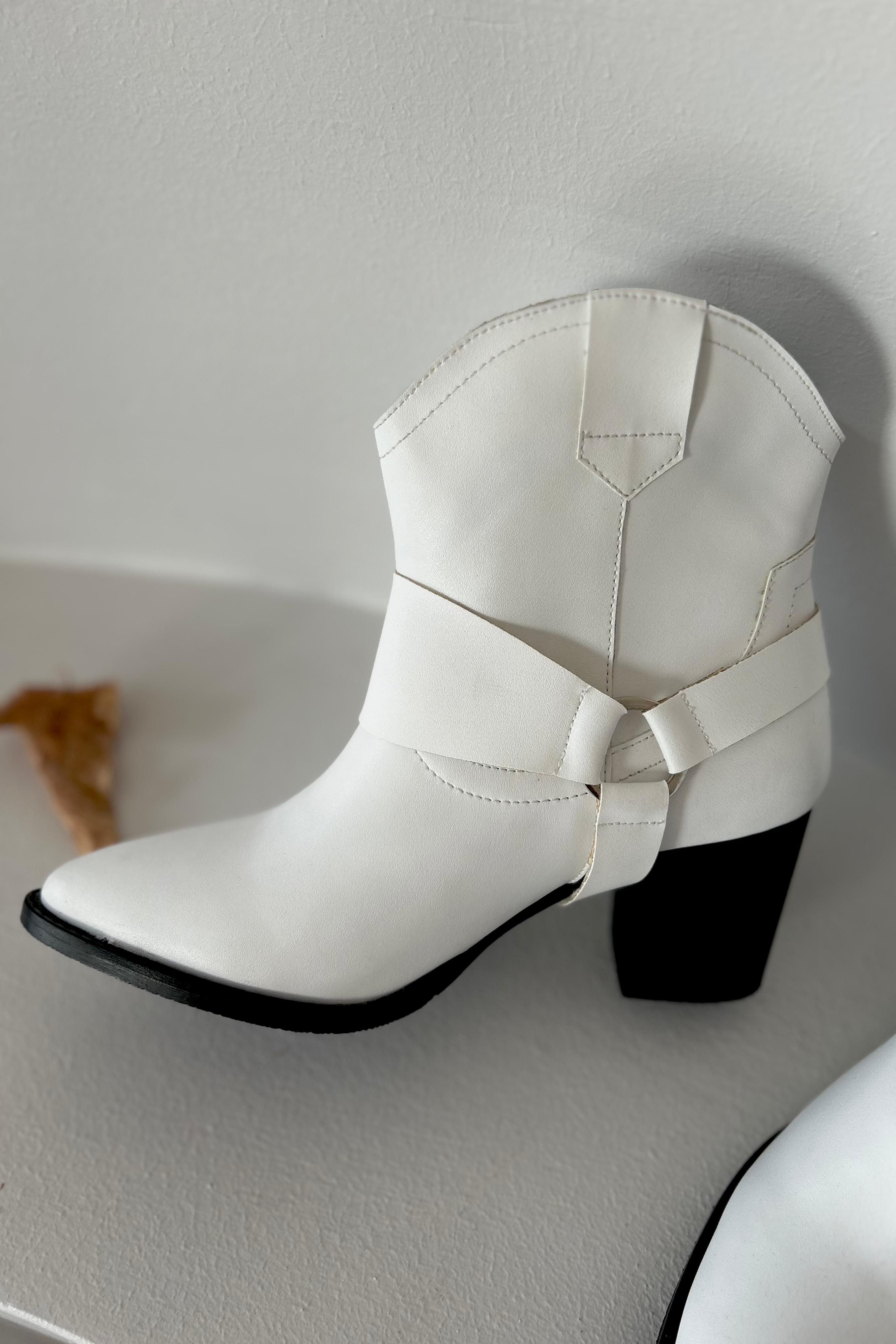 Romita matte leather woman cowboy boat white