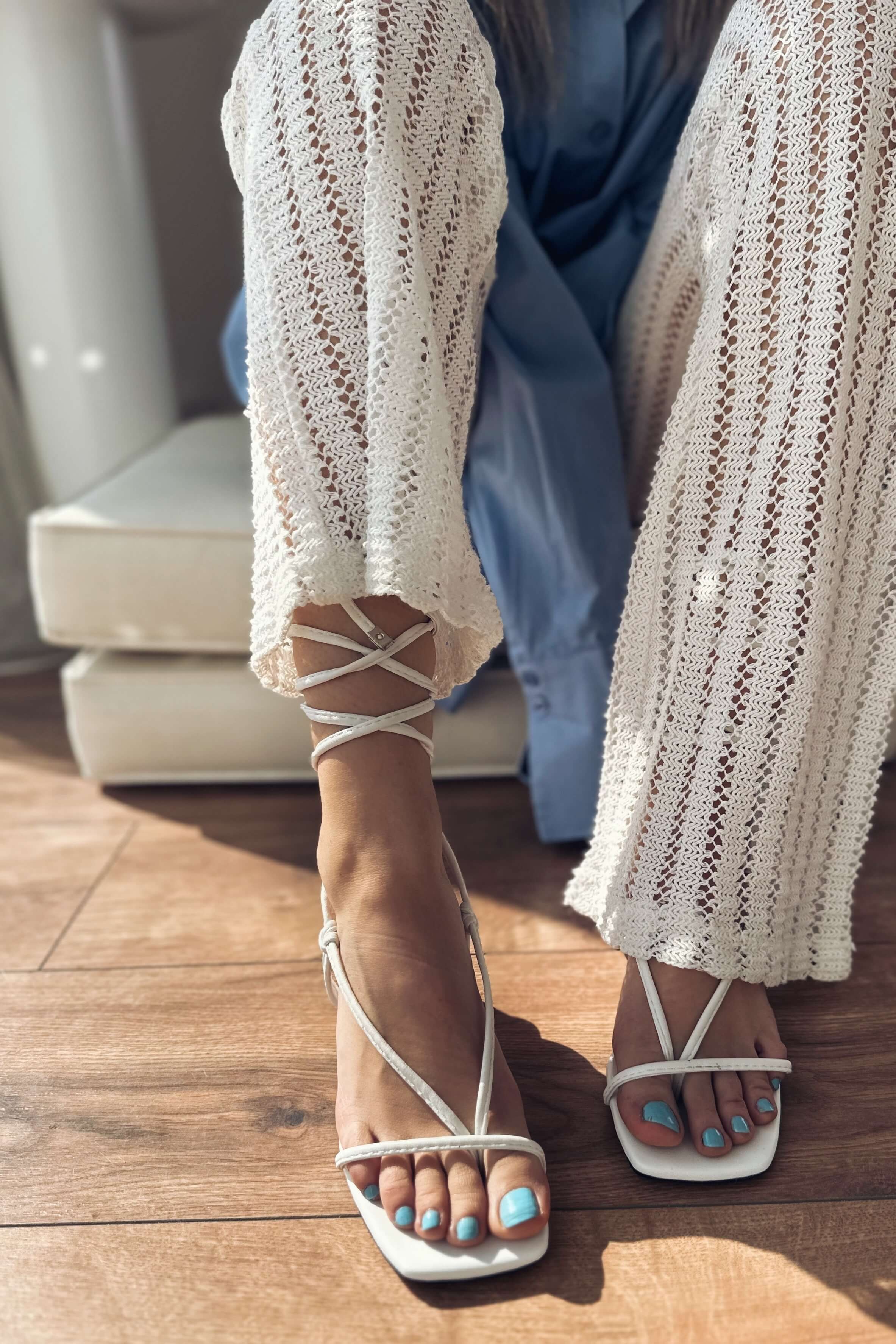 Uvena Mat Deri  Kısa Topuklu Parmak Arası Sandalet Beyaz