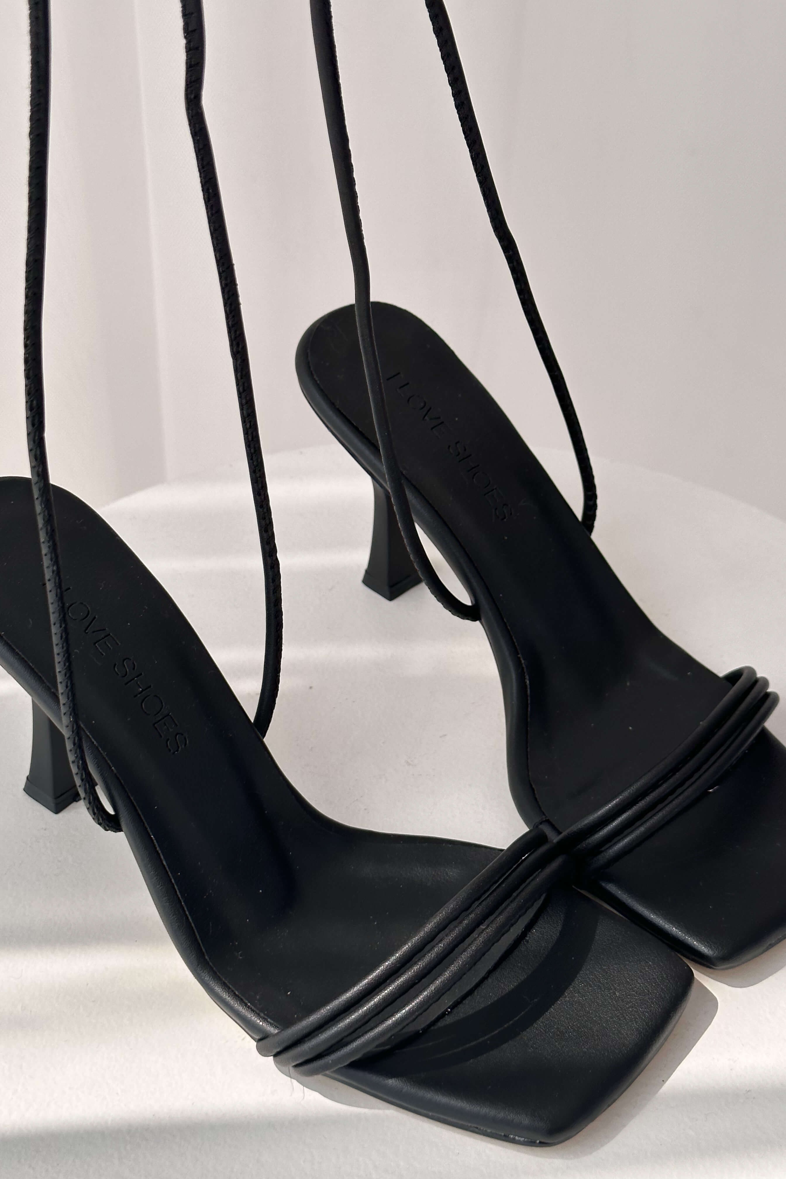 Cesy Mat Deri Bilekten Bağlama Detaylı Kadın Yüksek Topuklu Ayakkabı Siyah