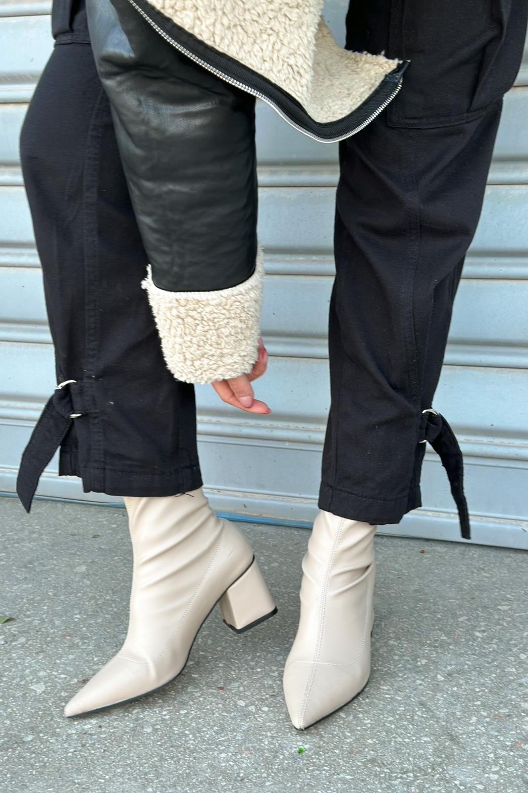 Loan Women Stretch Matte Leather Thick Heels Bot Beige