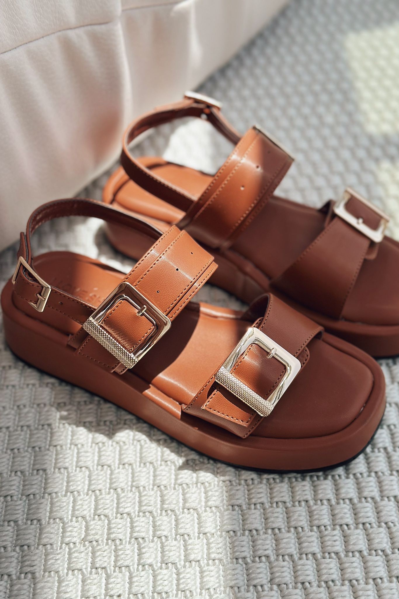 Perina Matte Leather Buckle Detailed Women's Sandals Tan