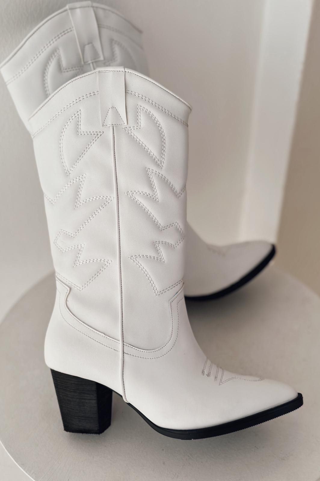 Vesnor woman matte leather cowboy boots white