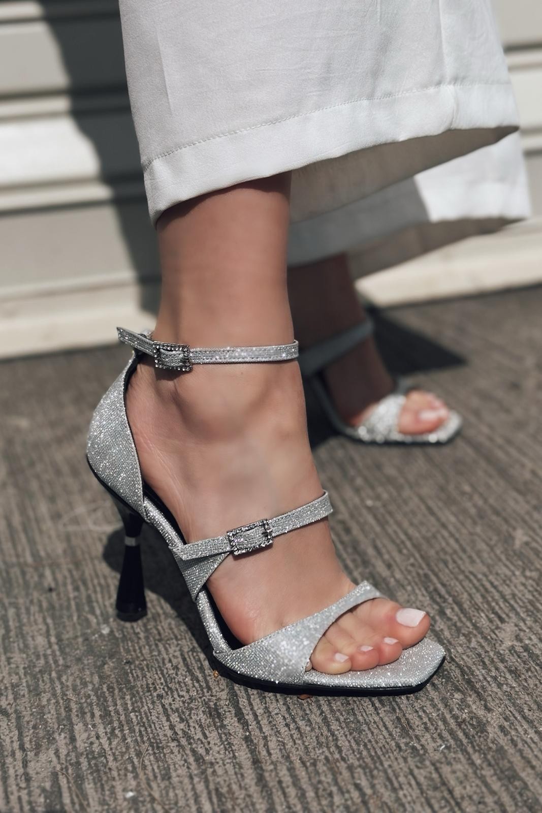 Foriva Parlak Taş Toka  Detaylı Topuk Ayakkabı Gümüş