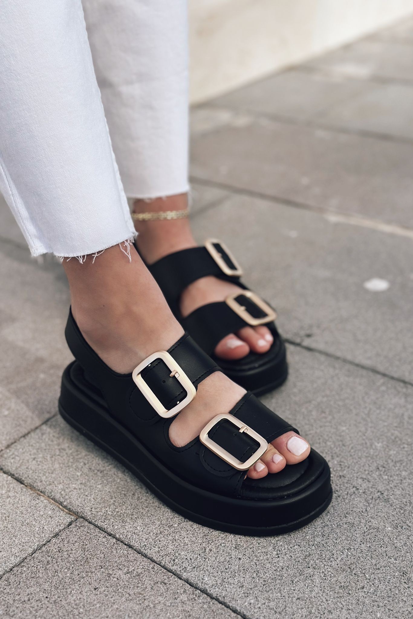 Torens Matte Leather Buckle Detailed Sandals Black