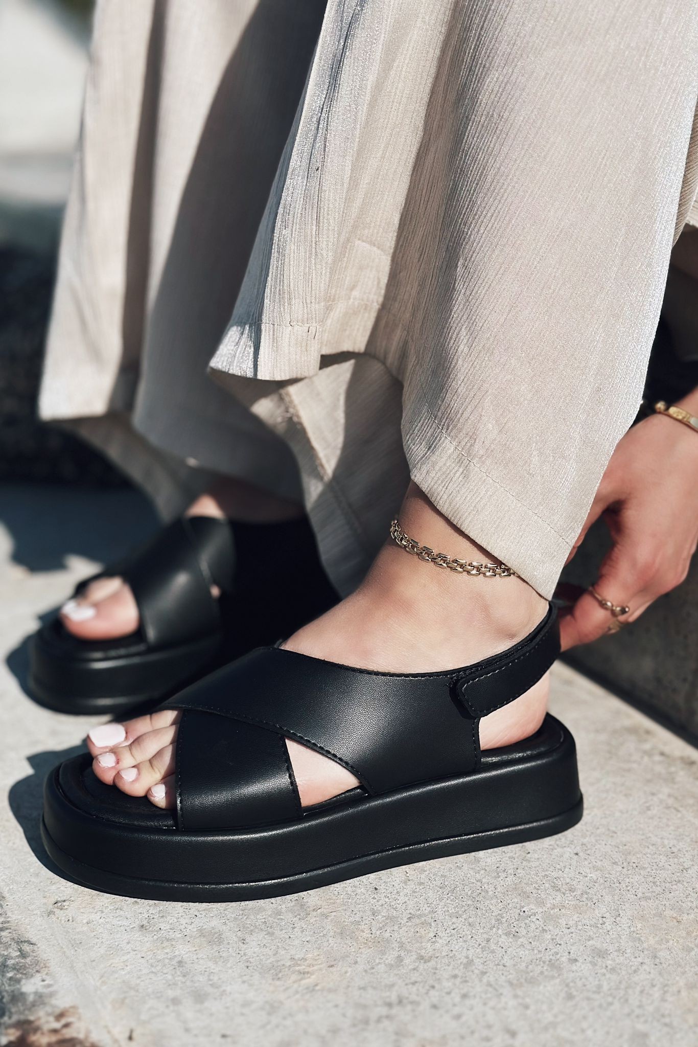 Lowins Mat Deri Çapraz Detaylı Sandalet Siyah 