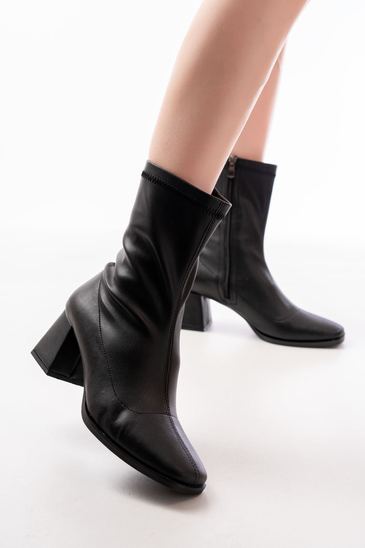 Black Heeled Zipper Women's Boots