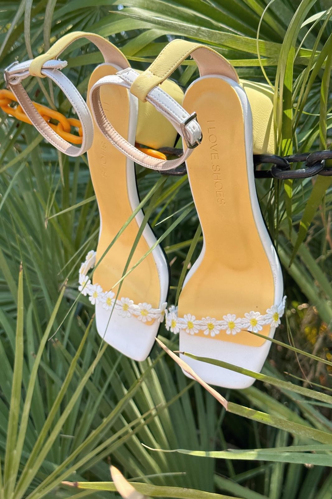 Petna Mat Deri Papatya Desenli Kadın Kısa Topuklu Ayakkabı Beyaz