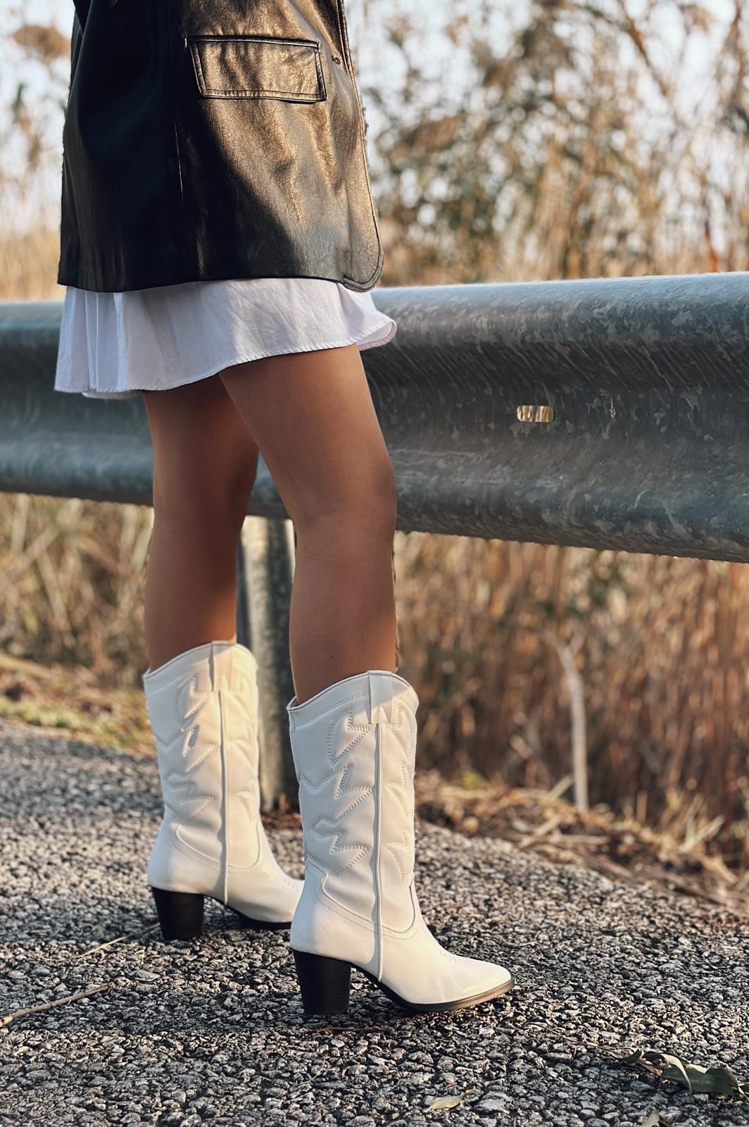 Vesnor woman matte leather cowboy boots white